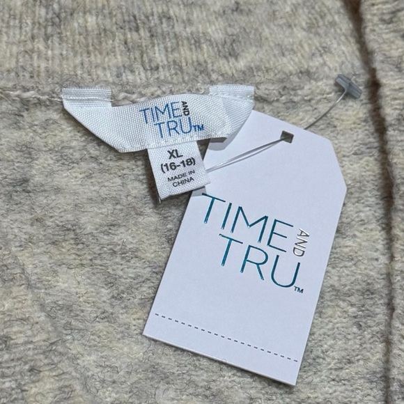 NEW Time and Tru Deep V-Neck Cozy Extremely Soft Sweater Color Oatmeal Size XL - Picture 8 of 11